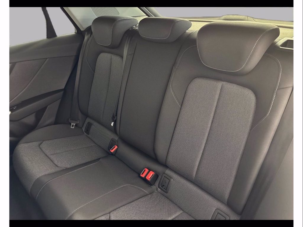 AUDI Q2 30 2.0 tdi identity black