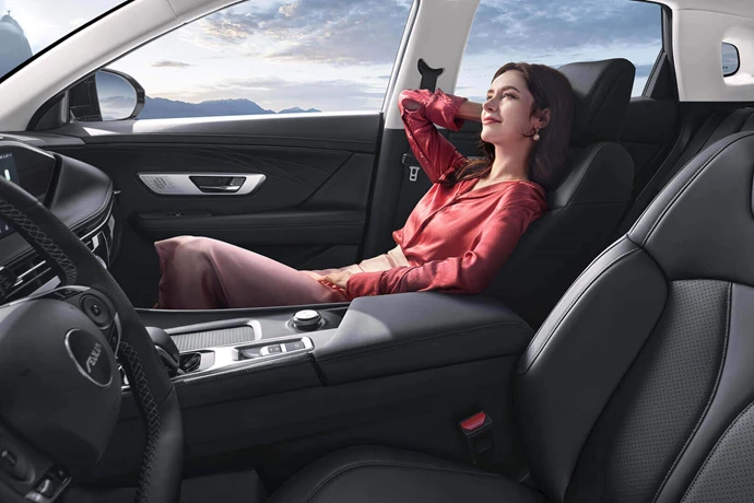 HUGE 2 Box Contenuti 5000X3335