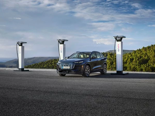 Colonnina Q6 Etron Test Drive
